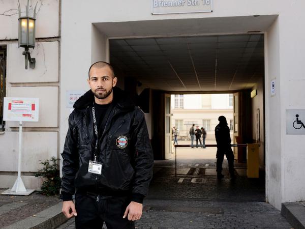 Mehmet Seferoglou am Flüchtlingsheim Fehrbelliner Platz 4, ehemaliges Wilmersdorfer Rathaus in Berlin. 