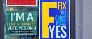 "Proposition F": Ein Plakat fordert dazu auf, die Vermietdauer bei AirBnB zu begrenzen.