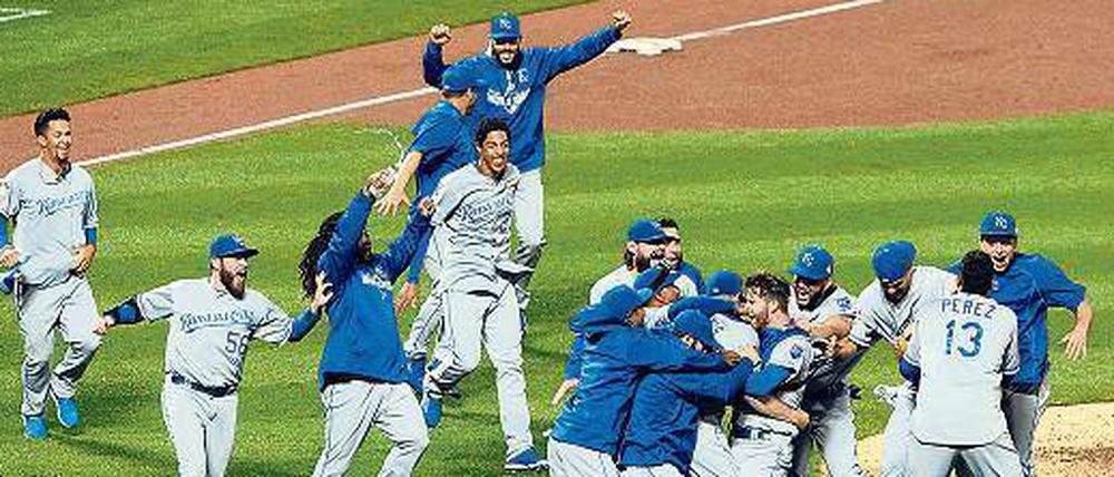 Ein Herz und eine Serie. Die Kansas City Royals konnten gleich mehrfach Rückstände aufholen – mit Siegeswillen und Geschlossenheit. Die Belohnung ist der Meistertitel.