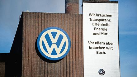 Am Stammwerk in Wolfsburg bittet der Konzern mit einem emotionalen Transparent um die Solidarität seiner Mitarbeiter. 