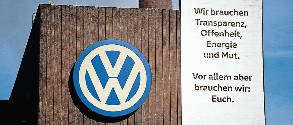 Am Stammwerk in Wolfsburg bittet der Konzern mit einem emotionalen Transparent um die Solidarität seiner Mitarbeiter.