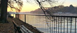 Sonnenaufgang am herbstlichen Friedrichshainer Spreeufer.