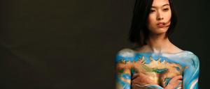 Das US-Model Kelly Chin ist mit Ozeanen und Kontinenten dieser Erde bemalt und macht damit Werbung für den Weltvegantag.