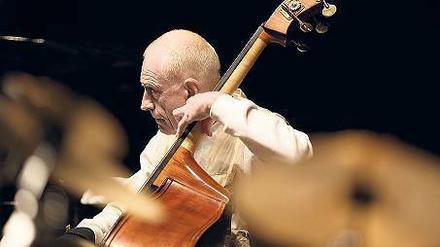 Im Klang versunken. Gary Peacock, 80, lockt zum Duett. Foto: Festival