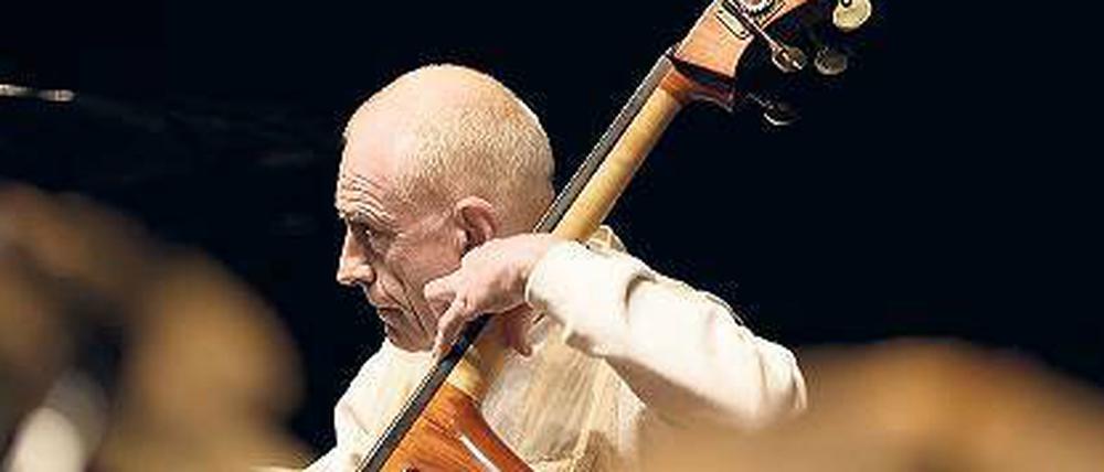 Im Klang versunken. Gary Peacock, 80, lockt zum Duett. Foto: Festival