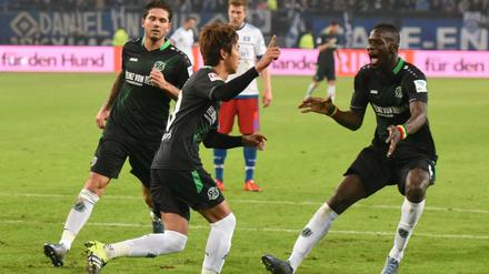 Hannovers Leon Andreasen, Hiroshi Kiyotake und Salif Sane (von links) sind selbst überrascht.
