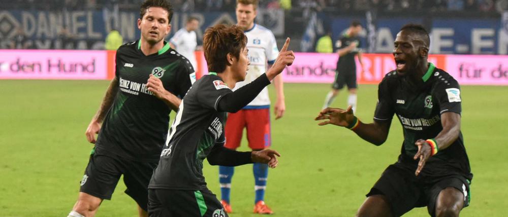 Hannovers Leon Andreasen, Hiroshi Kiyotake und Salif Sane (von links) sind selbst überrascht.