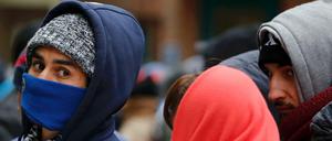 Die Augen bleiben frei: Flüchtlinge schützen sich vor dem Berliner Landesamt für Gesundheit und Soziales vor der Kälte.