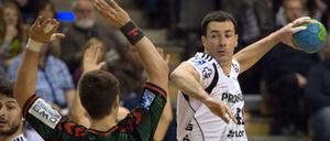 Berlins Fabian Wiede kann den Kieler Marko Vujin nicht stoppen.