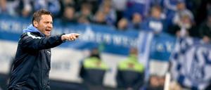 Da geht es nach Berlin. Herthas Trainer Pal Dardai.