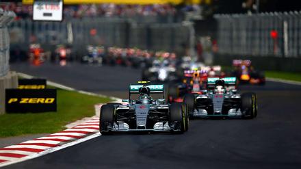 Dich lass' ich heute nicht vorbei! Rosberg fährt vor, Hamilton hinterher.
