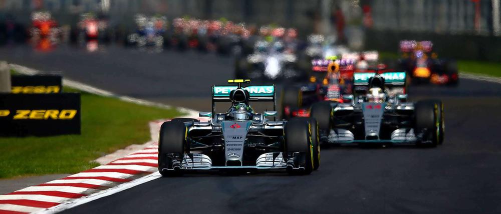 Dich lass' ich heute nicht vorbei! Rosberg fährt vor, Hamilton hinterher.