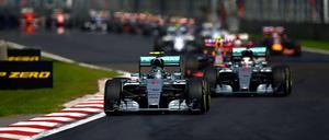 Dich lass' ich heute nicht vorbei! Rosberg fährt vor, Hamilton hinterher.