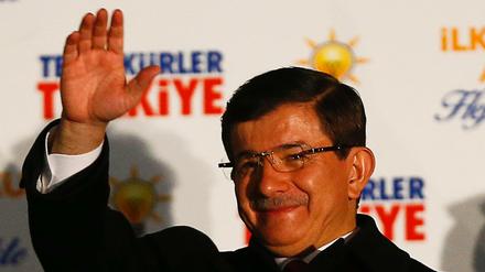 Ministerpräsident Ahmet Davutoglu kündigte am Sonntagabend vor Anhängern in Ankara an, nach dem Wahlsieg der AKP wieder für eine Verfassungsänderung einzutreten.