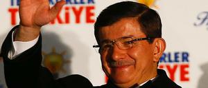 Ministerpräsident Ahmet Davutoglu kündigte am Sonntagabend vor Anhängern in Ankara an, nach dem Wahlsieg der AKP wieder für eine Verfassungsänderung einzutreten.
