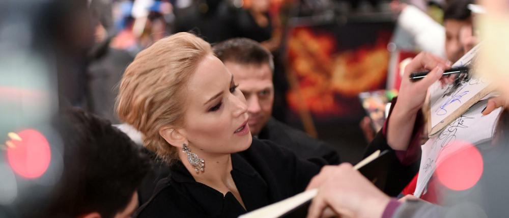 Schauspielerin Jennifer Lawrence kommt am 04.11.2015 in Berlin zur Weltpremiere von "Die Tribute von Panem - Mockingsjay Teil 2" in das Kino Cinestar und schreibt Autogramme.