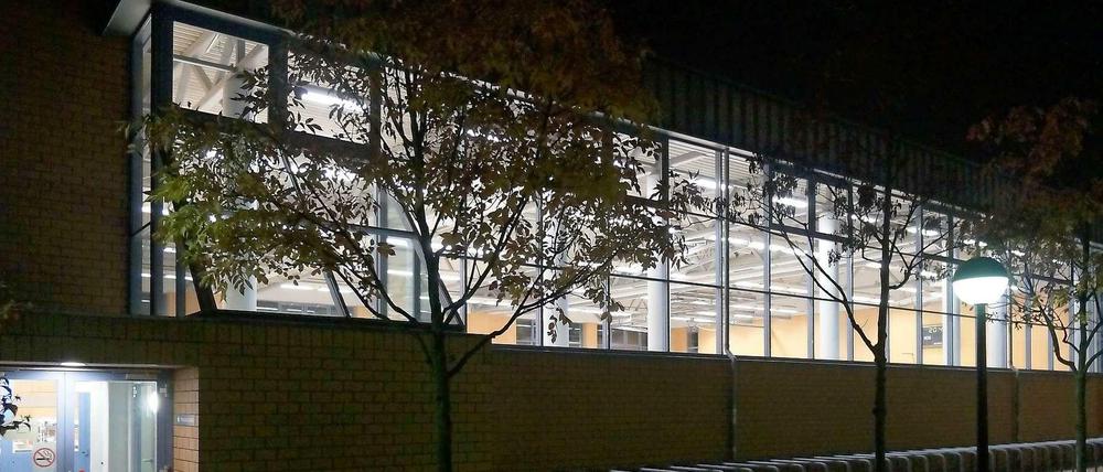 Die Sporthalle an der Prinzregentenstraße am Mittwoch gegen 20 Uhr. Zu diesem Zeitpunkt standen innen schon Betten, es waren aber noch keine Flüchtlinge da.