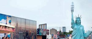 Geht auch billiger. Zumindest um die Freiheitsstatue zu sehen, braucht man heutzutage nicht mehr nach New York zu fliegen. Eine Kopie gab’s kürzlich beim Deutsch-Amerikanischen Volksfest an der Heidestraße in Mitte. 