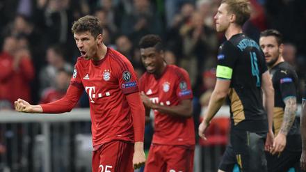 Thomas Müller hat Spaß, Per Mertesacker weniger.