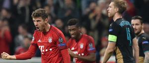 Thomas Müller hat Spaß, Per Mertesacker weniger.