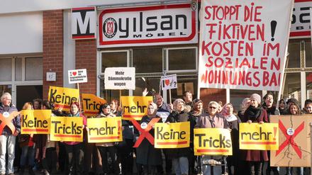 Die Mieter der Koloniestraße protestierten am Dienstag gegen ihre drastischen Mieterhöhungen.