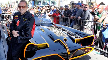 Auto-Designer George Barris vor seinem "Batmobil".