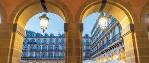 Dreh- und Angelpunkt. Nach einem Tag am Strand trifft man sich in San Sebastián auf der Plaza de la Constitución in der Altstadt. 