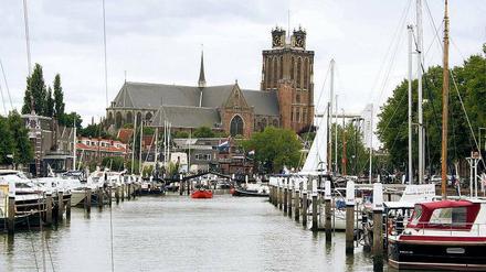 Wahrzeichen der Stadt. Die „Grote Kerk“ überragt alles – und sollte ursprünglich noch höher werden, doch der Baugrund auf der Insel gab das nicht her. Im Neuen Hafen legen heute Freizeitboote an. 