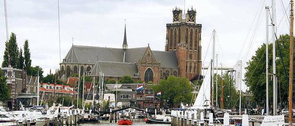 Wahrzeichen der Stadt. Die „Grote Kerk“ überragt alles – und sollte ursprünglich noch höher werden, doch der Baugrund auf der Insel gab das nicht her. Im Neuen Hafen legen heute Freizeitboote an. 