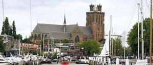 Wahrzeichen der Stadt. Die „Grote Kerk“ überragt alles – und sollte ursprünglich noch höher werden, doch der Baugrund auf der Insel gab das nicht her. Im Neuen Hafen legen heute Freizeitboote an. 
