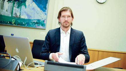Der Vorsitzende des Untersuchungsausschusses des Berliner Abgeordnetenhauses zum Flughafen BER, Martin Delius (Piratenpartei) im Abgeordnetenhaus in Berlin zu Beginn der Sitzung.