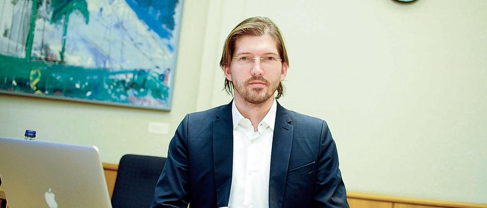 Der Vorsitzende des Untersuchungsausschusses des Berliner Abgeordnetenhauses zum Flughafen BER, Martin Delius (Piratenpartei) im Abgeordnetenhaus in Berlin zu Beginn der Sitzung.