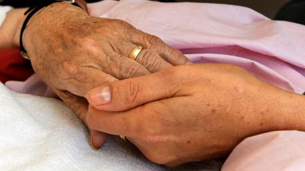 Vorbehalte hat das Justizministerium wegen der Strafbarkeit für Mediziner, die sterbenden Patienten helfen. 