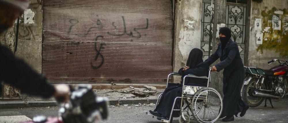 Straßenszene in Douma bei Damaskus, einer Hochburg der Rebellen im syrischen Bürgerkrieg. 