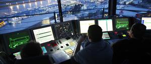 Fluglotsen der Deutsche Flugsicherung (DFS) regeln am Montag (24.01.2011) im Tower des Flughafens Düsseldorf den Luftverkehr. In der Nacht zu Montag, während der Flugbetrieb ruht, wird am Flughafen Düsseldorf nach Bombenblindgängern gesucht. Der Verdacht hatte sich bei Sondierungsarbeiten ergeben.