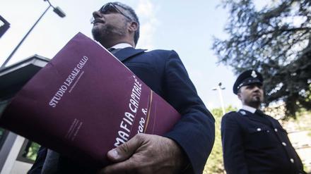 Roberto Iacopos Anwalt Fabrizio Gallo vor dem Gerichtsgebäude in Rom. 