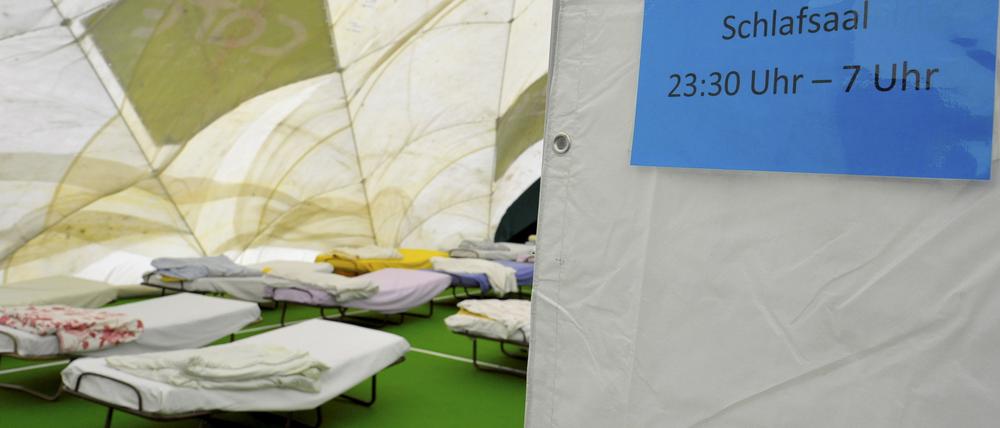 Einer der Schlafbereiche in der Traglufthalle für Obdachlose, die von Stadtmission und Care-Energy betrieben wird.