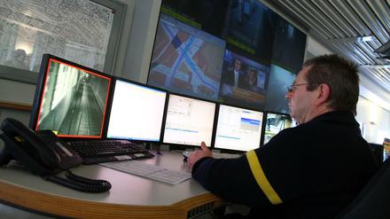 Mitarbeiter vor Monitoren in der Sicherheitszentrale der BVG in Berlin-Kreuzberg.