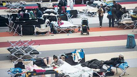 Feldbettenlager. Im Horst-Korber-Zentrum gibt es eine Halle für junge Männer und eine Halle für Frauen und Familien, die nach Deutschland geflohen sind. Foto: AFP