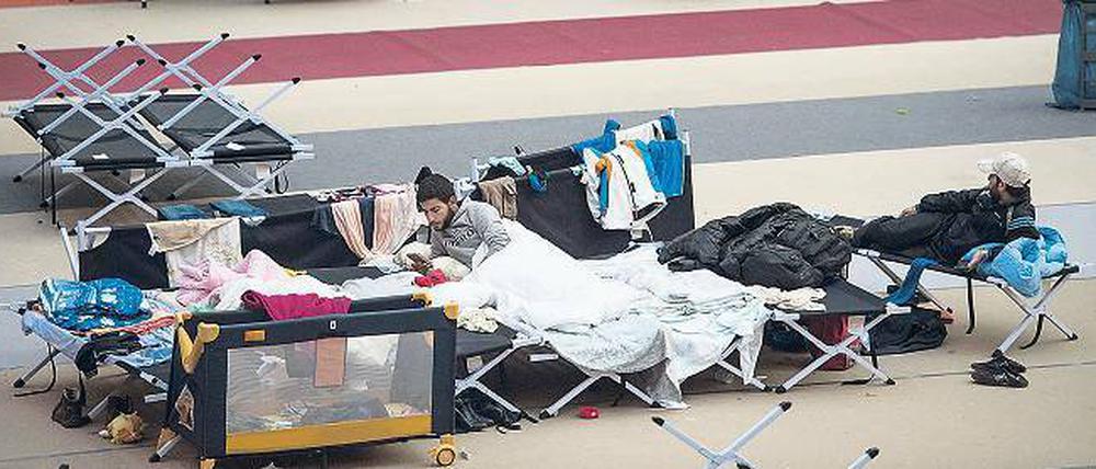 Feldbettenlager. Im Horst-Korber-Zentrum gibt es eine Halle für junge Männer und eine Halle für Frauen und Familien, die nach Deutschland geflohen sind. Foto: AFP