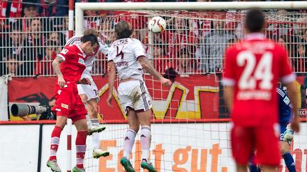 Eines von sechs Toren. Roberto Puncec köpft zum 3:1 für die Berliner ein - es reichte am Ende aber nicht zum Sieg. 