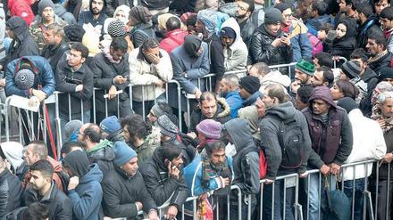 Schicksalstage. Großes Gedränge herrschte noch Ende Oktober vor dem Lageso in Moabit. Mittlerweile aber hat sich die Lage verbessert. 