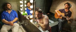 Heiko Pinkowski (l.) als Tobias Zach, Peter Trabner (M.) als Flasche und Robert Gwisdek (r.) als Barde - in einer Szene des Kinofilms "Alki Alki".