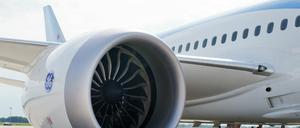 Eine Boeing 787 «Dreamliner» der Fluggesellschaft Thomson Airways am Rande einer Pilotenschulung auf dem Rollfeld vom Flughafen Hannover in Langenhagen (Niedersachsen). 