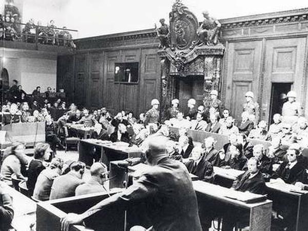 Nürnberger Hauptkriegsverbrecherprozess 1945. Erwin Lahousen steht im mit dem Rücken zur Kamera im Zeugenstand.