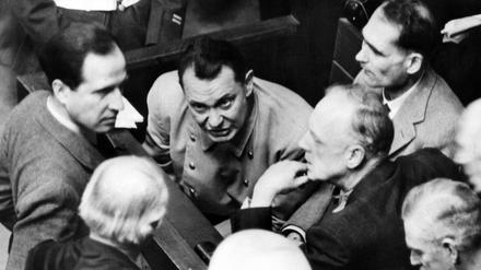 Die Hauptangeklagten (L-R) Hermann Göring, Rudolf Heß und Joachim von Ribbentrop auf der Anklagebank während der Nürnberger Hauptkriegsverbrecherprozesse am 13.02.1946 in Nürnberg.