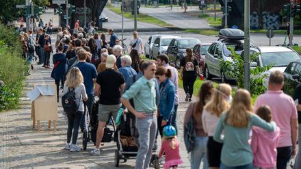 Schlange stehen war noch das kleinere Übel: Menschen warten vor einem Wahllokal in der Altonaer Straße in Berlin.