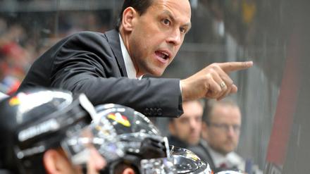 Bundestrainer Marco Sturm (Deutschland) gibt Anweisungen.