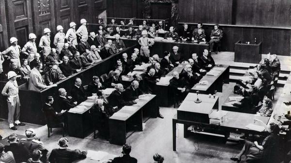 Blick in den Verhandlungssaal der Nürnberger-Prozesse (Archivbild von 1945). Am 20. November 1945 fand die Eröffnungssitzung des Internationalen Militärgerichts in Nürnberg statt. Bei den Prozessen saßen von 1945 bis 1946 führende Vertreter des NS-Regimes auf der Anklagebank. Dem größten Prozess um die Hauptkriegsverbrecher folgten bis 1949 zwölf weitere.