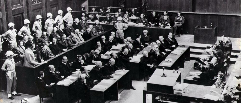Blick in den Verhandlungssaal der Nürnberger-Prozesse (Archivbild von 1945). Am 20. November 1945 fand die Eröffnungssitzung des Internationalen Militärgerichts in Nürnberg statt. Bei den Prozessen saßen von 1945 bis 1946 führende Vertreter des NS-Regimes auf der Anklagebank. Dem größten Prozess um die Hauptkriegsverbrecher folgten bis 1949 zwölf weitere.
